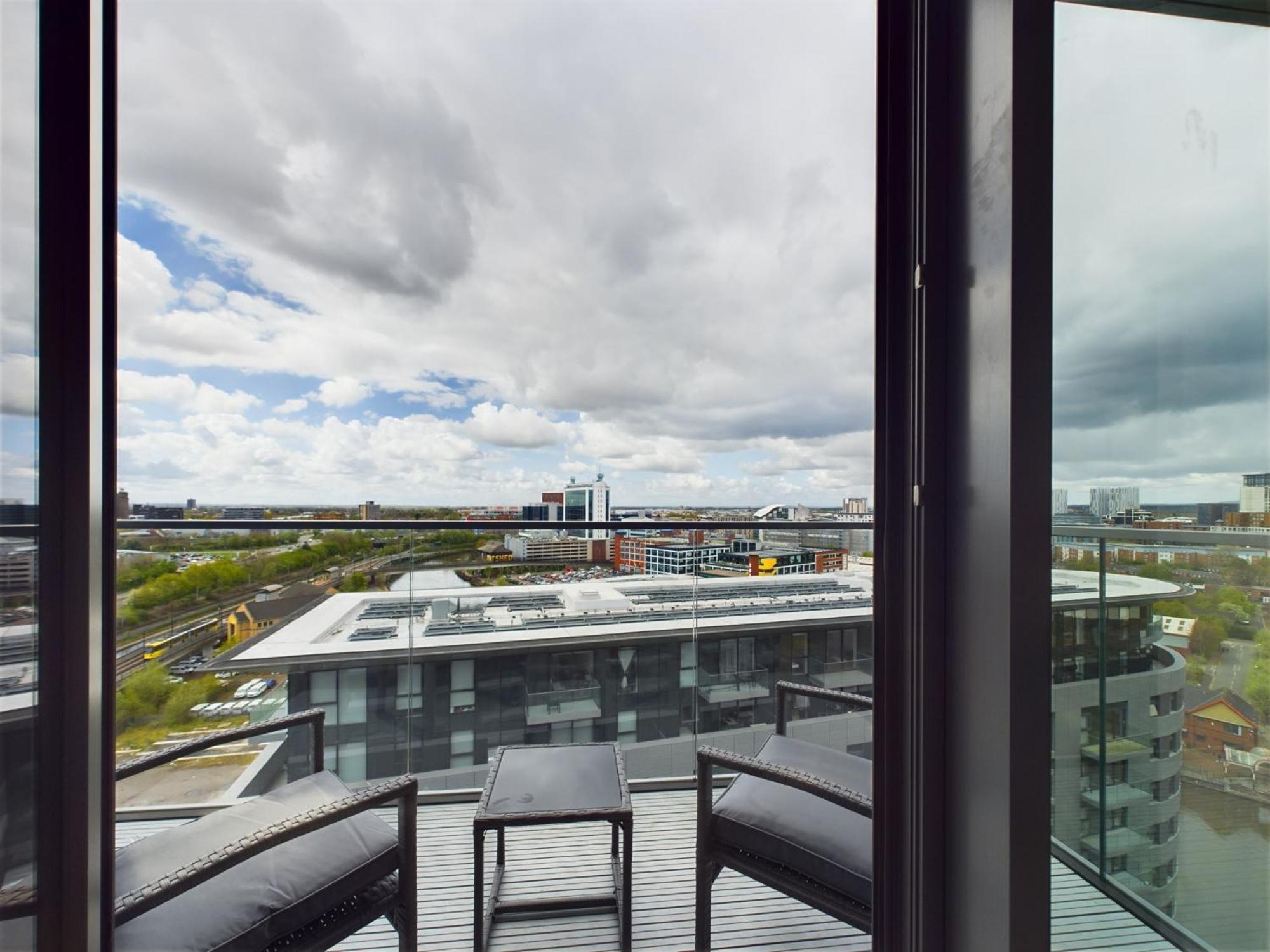 Apartment New! 2 Bedroom Flat In Waters By With Us, Perfect For Families, Couples & Groups, Free Private Parking! *