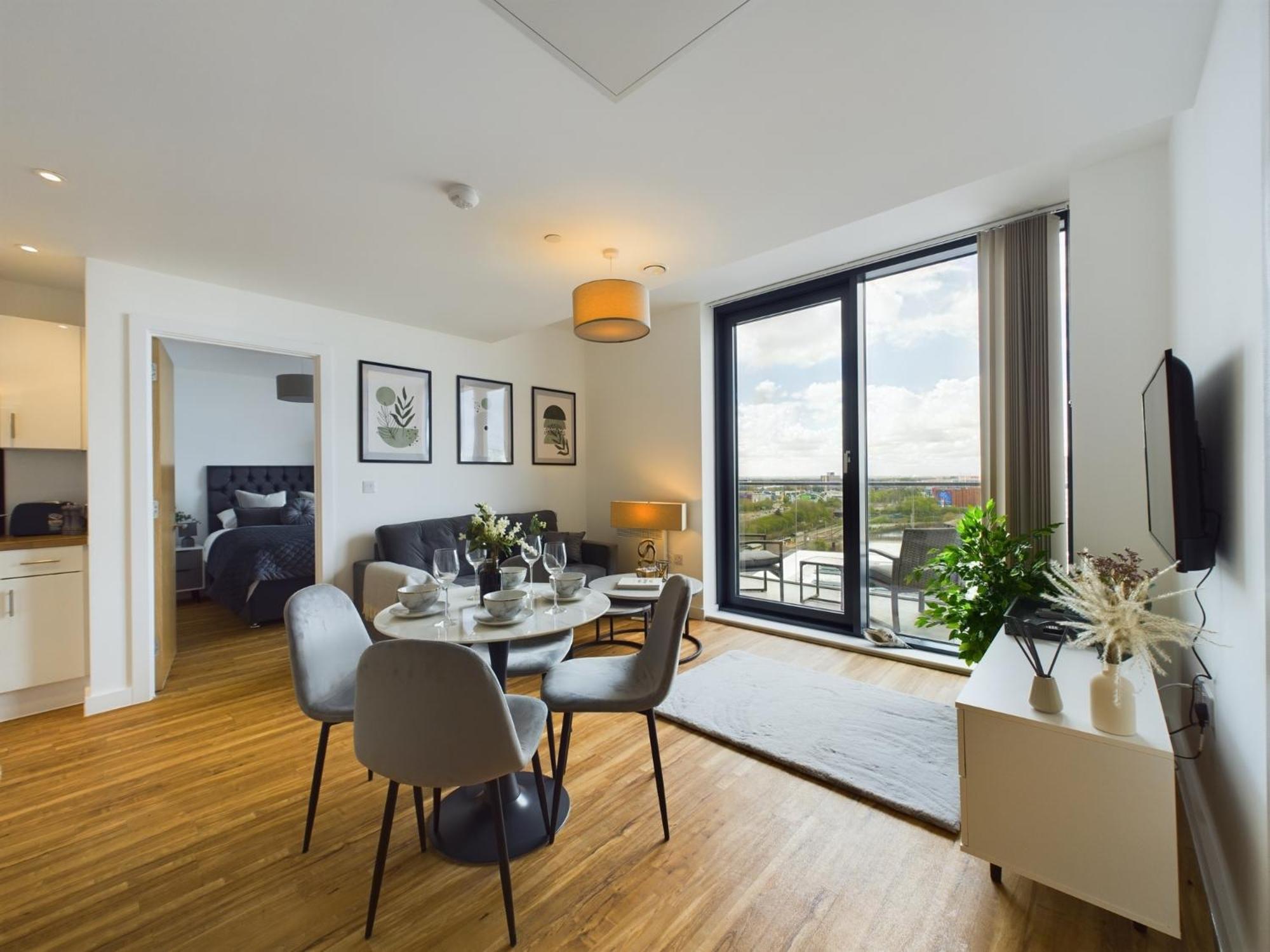 New! 2 Bedroom Flat In Waters By With Us, Perfect For Families, Couples & Groups, Free Private Parking! Apartment Manchester