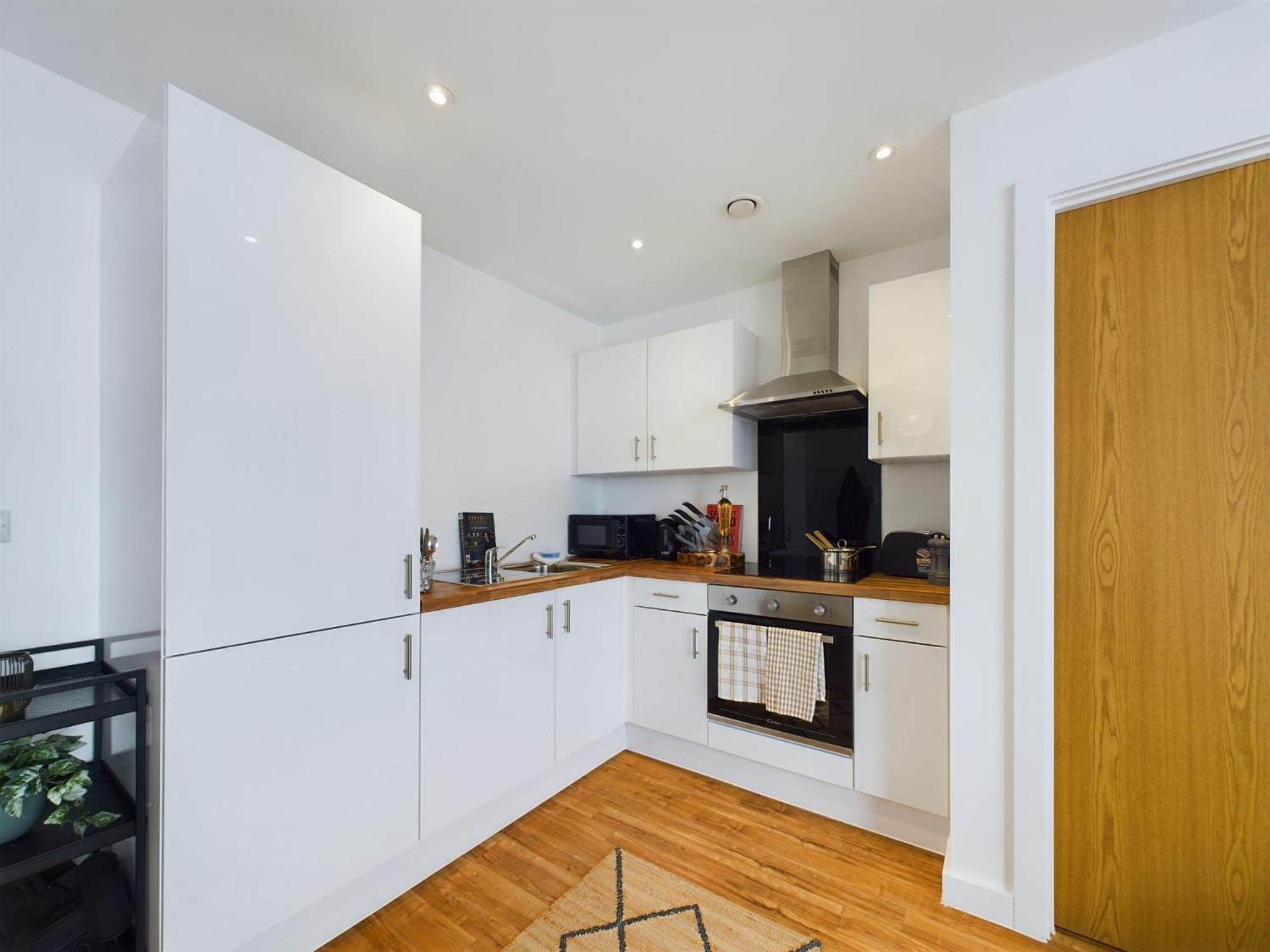 New! 2 Bedroom Flat In Waters By With Us, Perfect For Families, Couples & Groups, Free Private Parking! Apartment